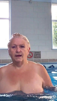 Odbijające się piersi