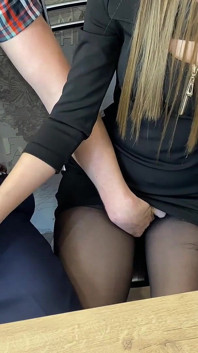 Het lärare rycker av en student efter lektionen