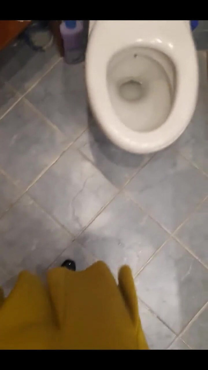 FrauleinP: 我今天没有机会撒尿，所以伊美的膀胱爆发了