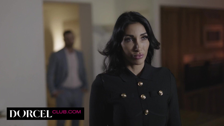 Dorcel Club: Deux brunes à gros nichons en lingerie pour un homme