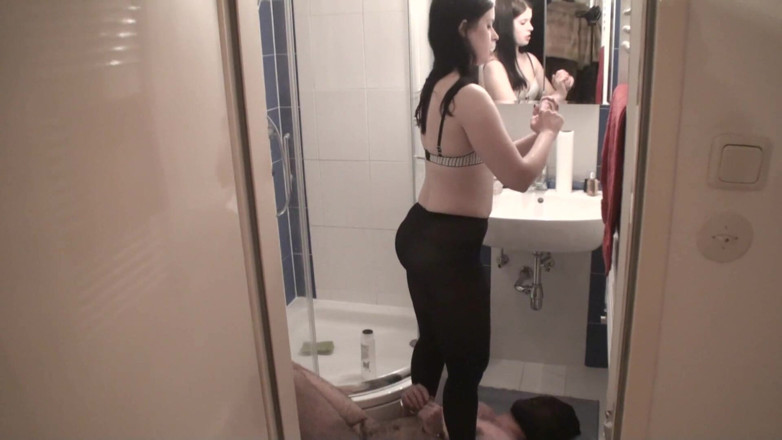 Femdom Austria: 팬티 스타킹을 입은 욕실