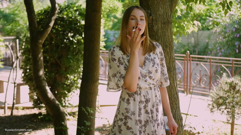 Russian Smokers: Evgeniya kouří silnou 120 mm cigaretu