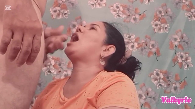 Valkyrieandluigy: Awek comel menghisap deepthroat yang sedap