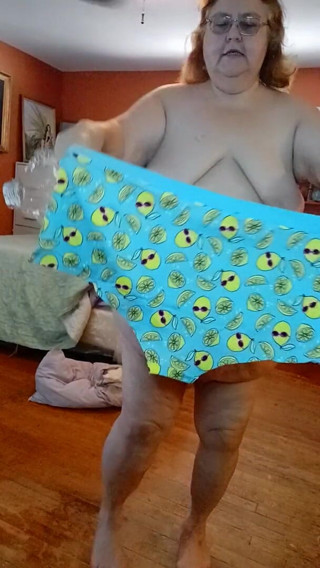 BBW nurse Vicki adventures with friends: Indosso i miei pantaloncini ragazzo limone blu e resto del...
