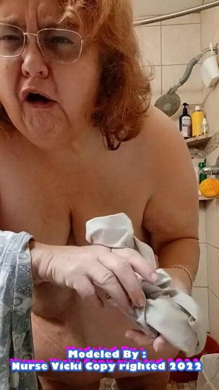 BBW nurse Vicki adventures with friends: Se expune pișatul