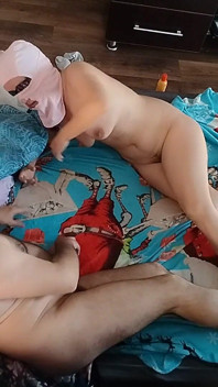 Sensuell massage av ett sexigt par med olja på kroppen. Förspel i sovrummet med ett amatörpar.