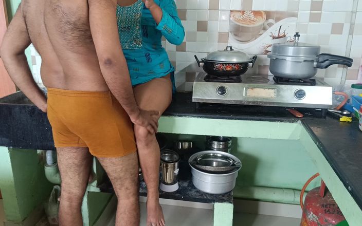 Wonder: Menajeră futută în bucătărie