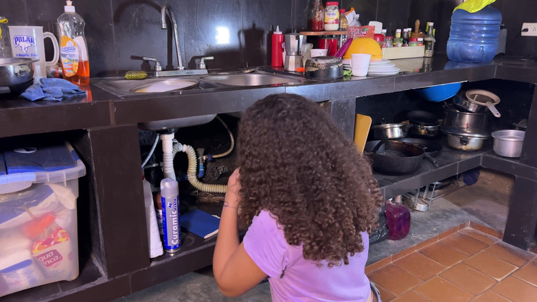 SugarPose: Cassandra, plombier désemparée, essaye de réparer les tuyaux