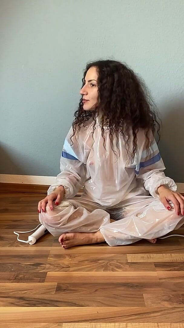 NoMainstream Studio: Zwevende Plas in De Pvc-broek, Fuck De Plas Loopt Omhoog