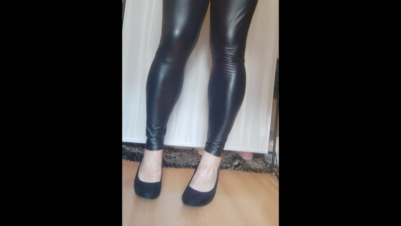 Nattalie Trans: Schwarze Kunstleder-leggings und High Heels