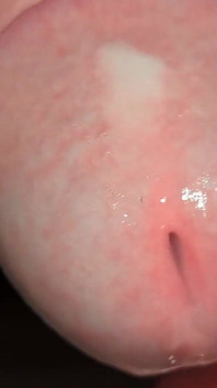 Closeup - buraco vazando e engolindo porra vestido com lingerie, enchendo copo e engolindo seu próprio esperma se masturbando sem cortes