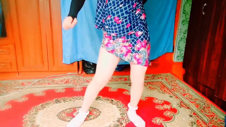 Kitty_Cross: Crossdresser yang menggoda bermain suci tetapi kelihatan sangat kotor
