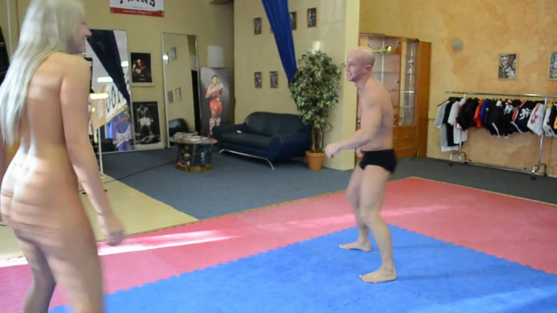 European Erotic Mixed Wrestling Club: La principessa victoria diamond invita un miki maschio puttana a...