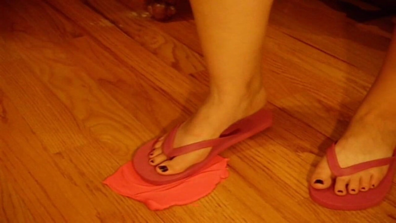 Sexy Amateurz: Playdough crushing