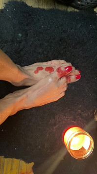 Realmente bonitos pies pequeños con dedos largos rojos con cera de vela