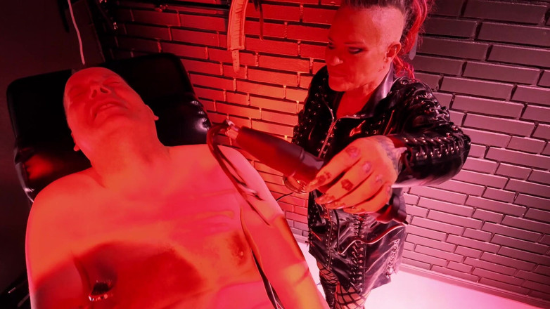 Domina Dark: Blackout - dominatrix intenta electro