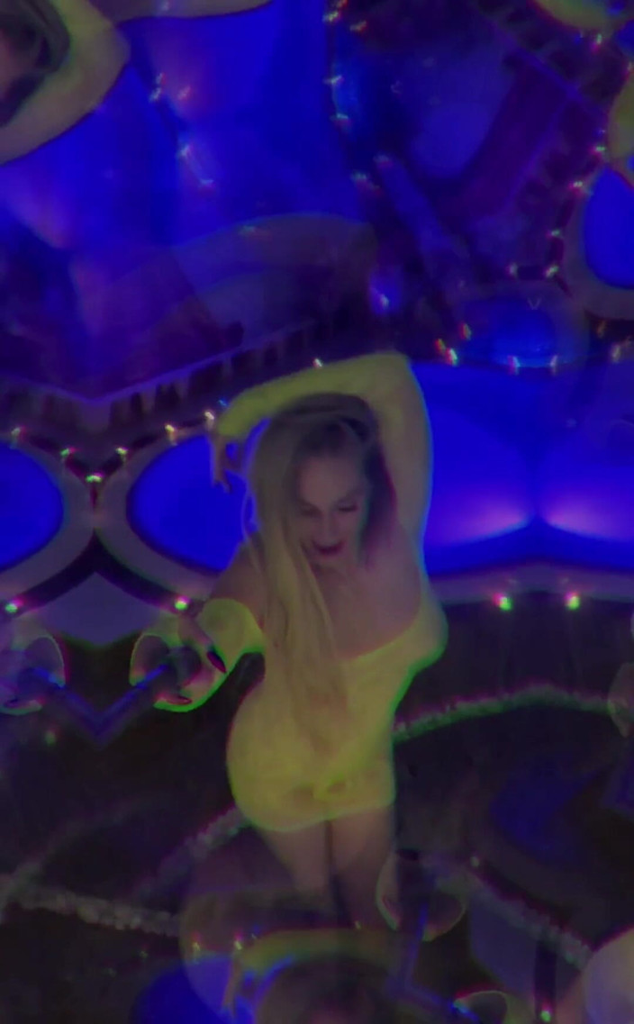 Goddess Misha Goldy: Вставай на колени и раздай тройными цифрами. Таков порядок. Платить и повиноваться.