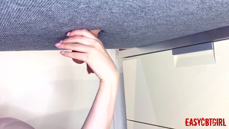 AnnyCandyPainboy: 愛人が奴隷のボールとディックをひねって伸ばす Easycbtgirl