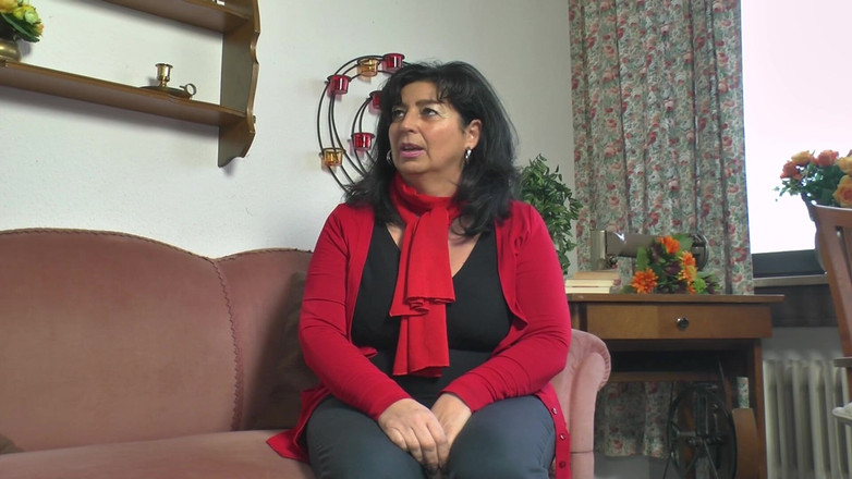 Deutsche Madchen: Vovó alemã peituda posa em ação solo