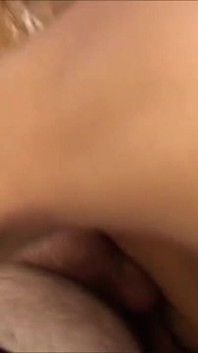 Une blonde sexy à lunettes suce sa bite en gros plan