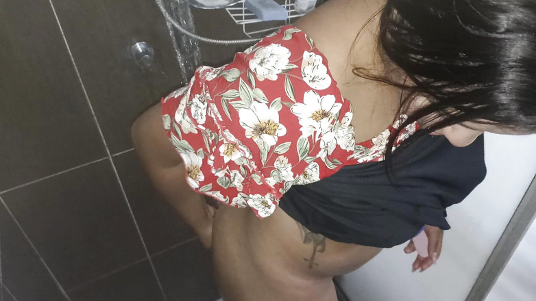 Pikaa6: 남자를 유혹하는 목마른 여자. 큰 자지를 가진 그 남자가 그녀의 질을 훈련.