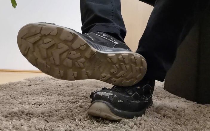 Sneaker gay graz: Enlève ses chaussures après le travail