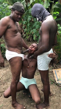 Un twink fute două topuri africane cu pula lungă singur