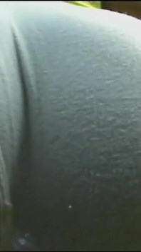 Une brune sexy prend deux grosses bites dans le cul et la chatte puis suce une bite, film complet en HD