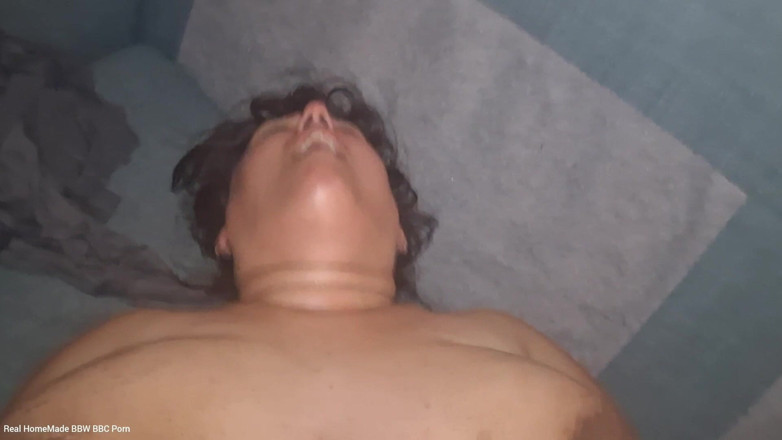 Real homemade BBW BBC porn: Une grosse bite noire se fait sodomiser profondément en me...