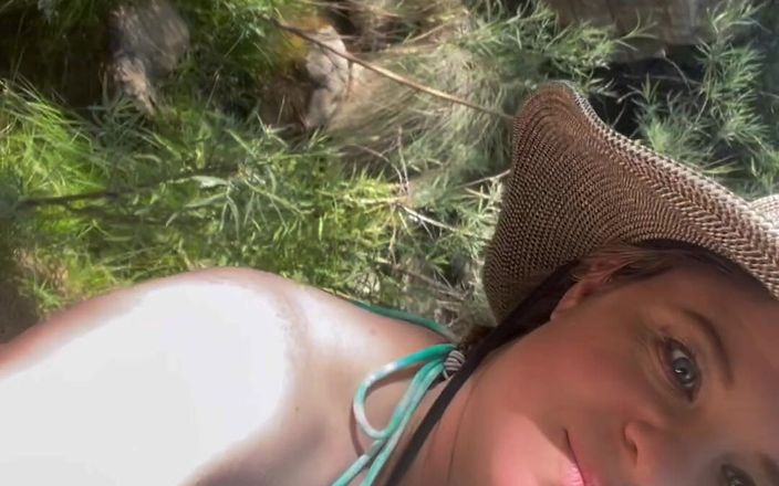 Erin Electra: Mama vitregă în bikini lângă Creek