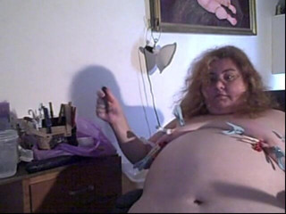 BBW nurse Vicki adventures with friends: 20 分钟的摄像头显示我用衣服钉绑住胸部