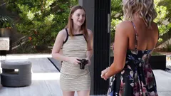 彼女の大学のレズビアンの友人に誘惑された既婚女性