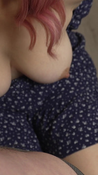 Peituda esposa em vestido azul é fodida por trás e leva uma carga nos peitos