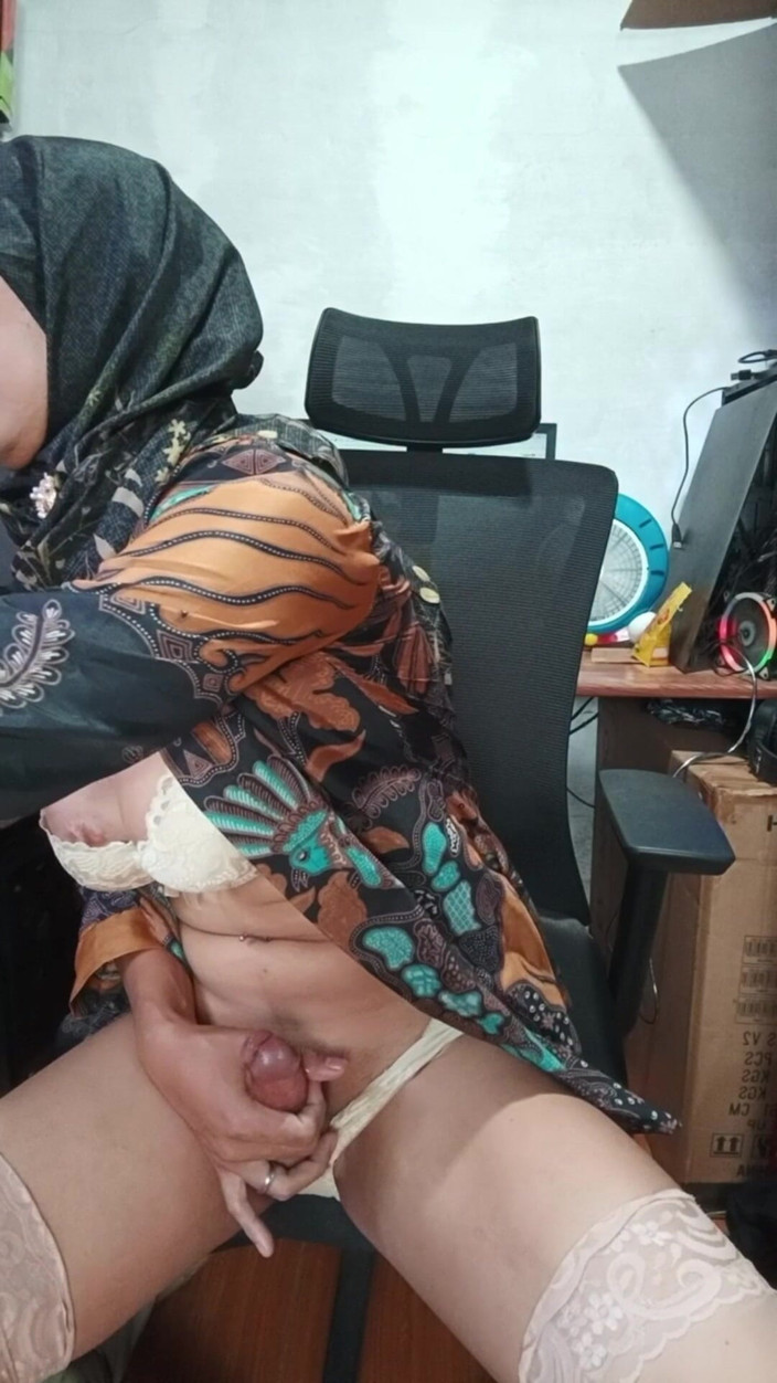 Mitha Zhe: Big Boobs Hijab TS Masturbates Till She Cums