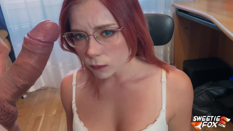 Sweetie Fox: Uczennica została przyłapana na masturbacji dildo i jebana w twarz...
