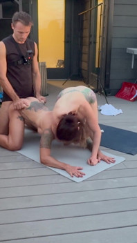 Bộ ngực to tập yoga ba người và cặp mông to vừa vặn bị bắn tinh mạnh