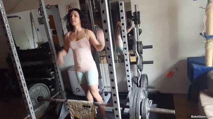 Babe Stare: Tia lifts and shows off her toned and hot body