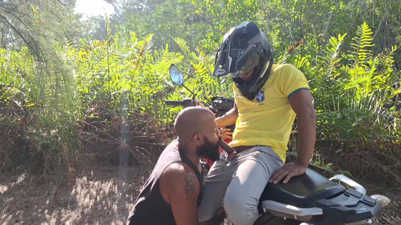 Tio Barbudo: Stiefvater Barbudo - die Abweichung des Motorradkuriers Intensiven sex im wald.