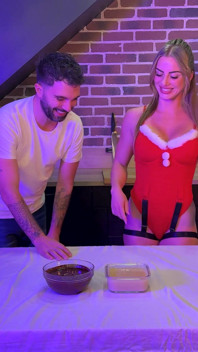 Das freche Weihnachtsrezept Liebe und Schokolade - Gaël fickt die vollbusige blondine mit dem kleinen Engel in den arsch