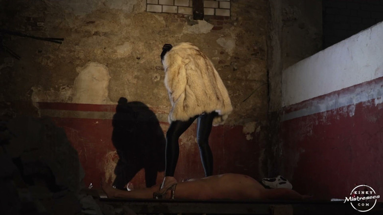 Kinky Mistresses: Halloween Pissing