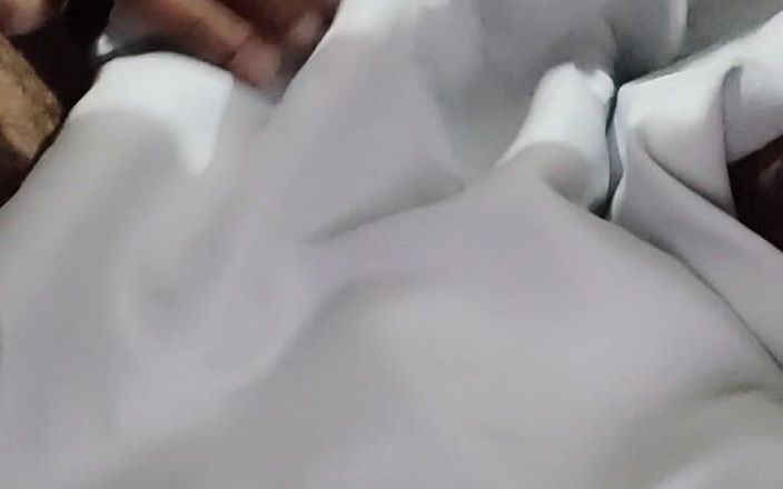 Satin And Silky: Satin-seiden-handjob Porno - schwanzkopf reiben mit weißem Satin- seidiger sari von...