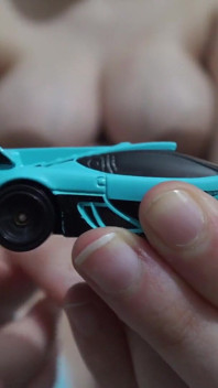 Ma demi-sœur géante joue avec une minuscule voiture-jouet