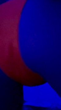Le mie mutandine neon sono l'unica cosa tra te e le mie scoregge esplosive
