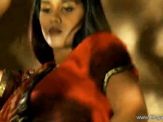 Eleganxia: セクシーなインドの女の子のダンスと彼女の完璧な体を示す