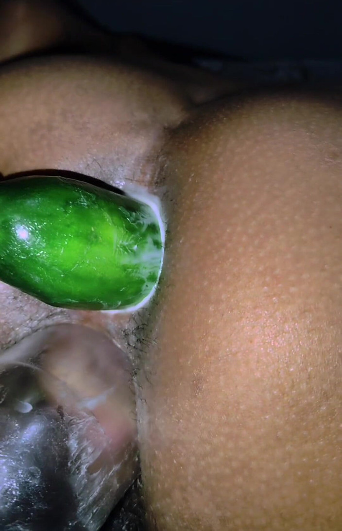 Seenu: Pooja memasukkan tangannya ke dalam pepek isterinya dan memasukkan timun...