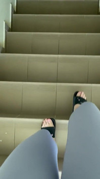 Sudut pandangan pertama: Bunyi Flip-Flops Apabila Berjalan Dalam Bingkap Kelabu