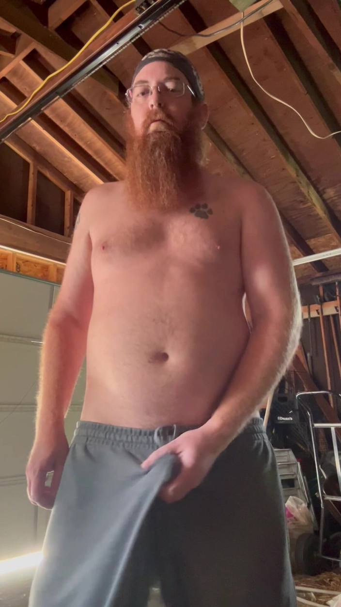 Big Baz: आपकी दिशा में नग्न Redneck मूतना