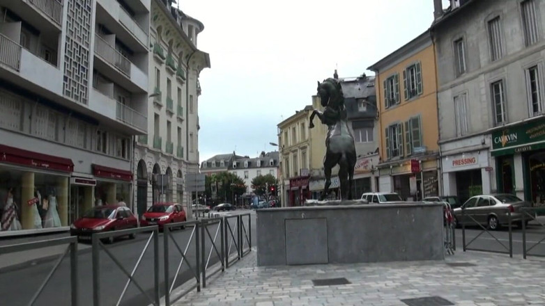 Nude in France: Max ko yuva aur sundar bare stan vaali randi ko...