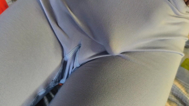 Blondasexy00: Fratele Vitreg a Îndrăznit Să-mi Atingă Pizda Virgină! Îmi Urmărește Conturul Pizdei În...