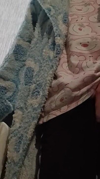 Une brune mince en robe se masturbe à la maison après l’université